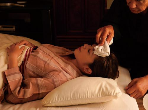 Sang ayah mertua membantu putranya merawat menantu perempuannya yang sedang sakit